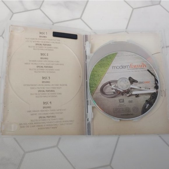 MODERN FAMILY TV- Series Seasons One, Three, and Six on 9 DVDs. - Picture 4 of 7